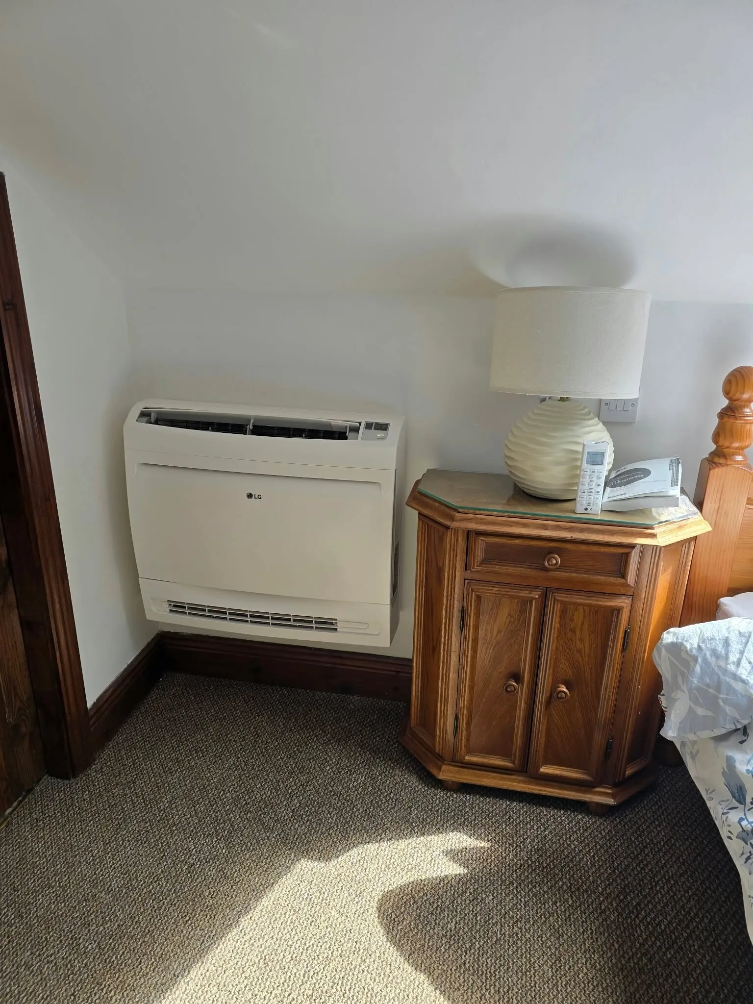 Floor console air conditioning unit in a bedroom