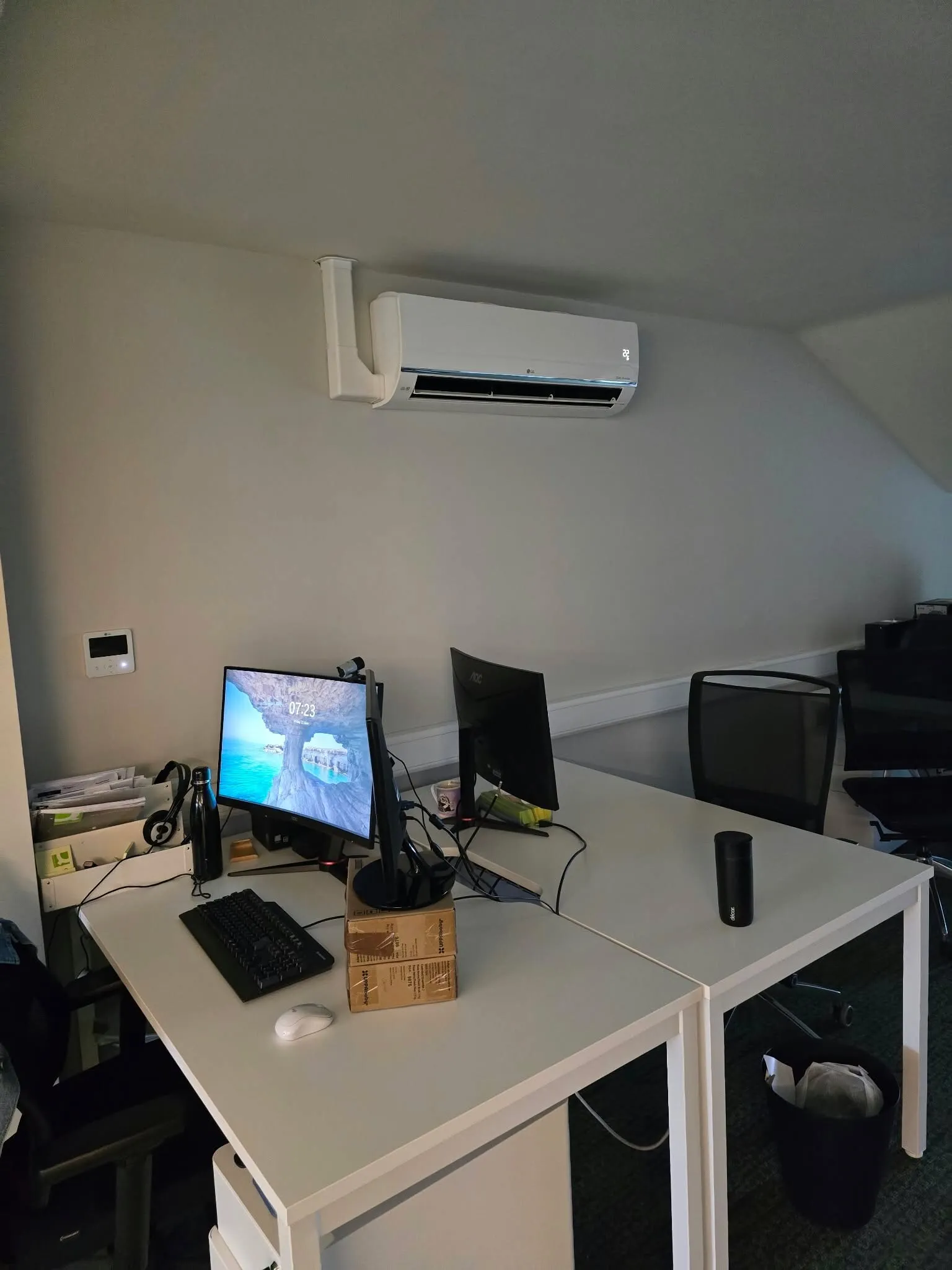 Air conditioning unit in a home office