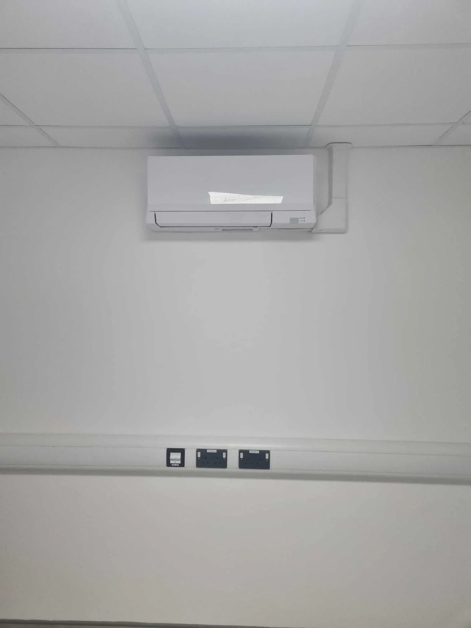 Wall-mounted air conditioning unit in a commercial room